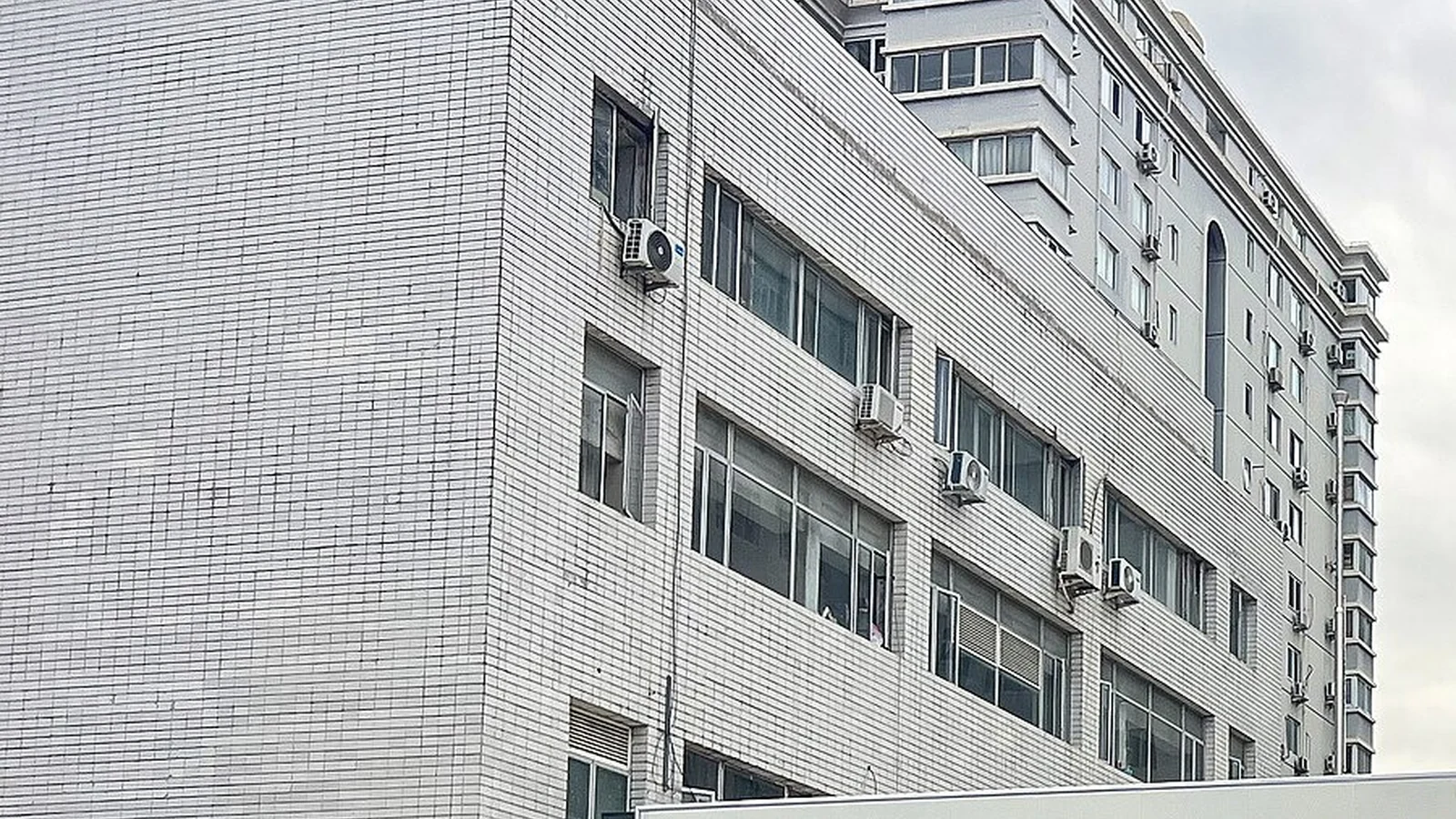 北京某大型综合医院建筑外立面实景